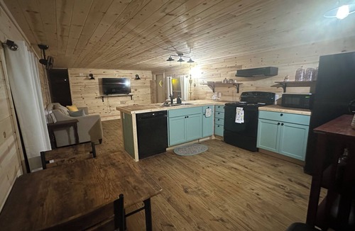 Columbus House | The Hive at Millwood Lake! Comfy, Cozy and Clean!