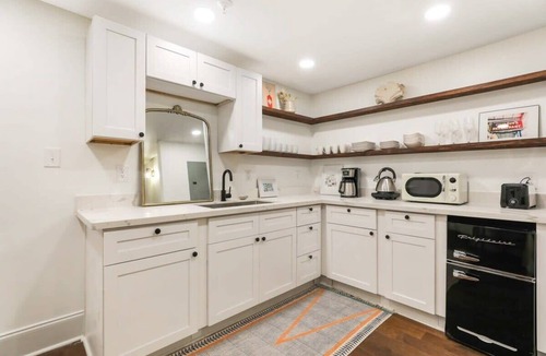 Central Business District Bed & Breakfast | The Hudson: Cool Art Filled Suite near FQ with Pkg