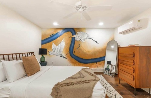 Central Business District Bed & Breakfast | The Hudson: Cool Art Filled Suite near FQ with Pkg