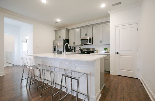 Oxford House | The Hurley, 3BR Luxe Townhouse by VelvetDitchVillas
