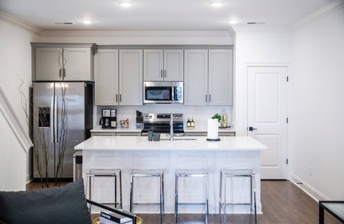 Oxford House | The Hurley, 3BR Luxe Townhouse by VelvetDitchVillas