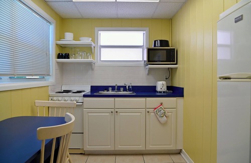 Central Beach Hotel | The Islander Inn