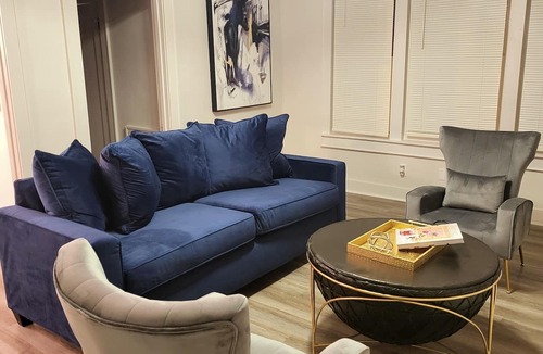 Pettaway Apartment | The Jasmine On Main located in the Historic SOMA District