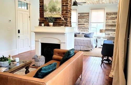 Old East Hill Apartment | The Kelley House | Suite 3 w/Balcony