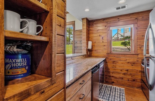 Lindale Condo | The Lakeside Giddy Up Getaway - Explore Lindale's Wineries and Canton Trade Days