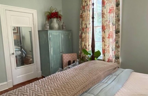 Laurel Bed & Breakfast | The LaPan Suite, Jenny's Downtown Hideaway Bed and Breakfast-The LaPan Suite