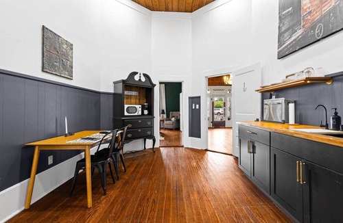 Gladewater House | The Leonidas Suite at historic Jeter Farmhouse