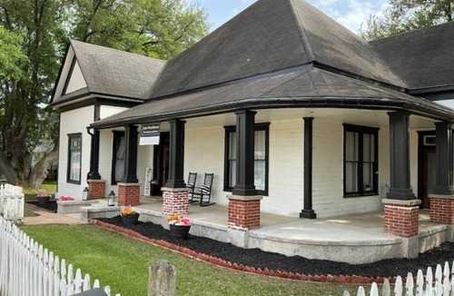 Gladewater House | The Leonidas Suite at historic Jeter Farmhouse