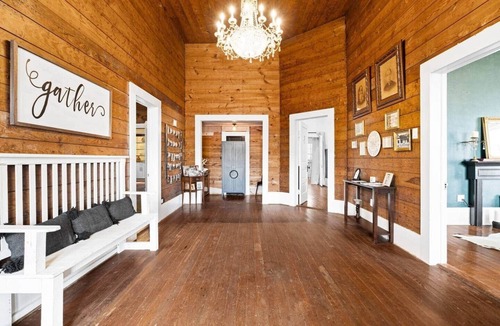 Gladewater House | The Leonidas Suite at historic Jeter Farmhouse