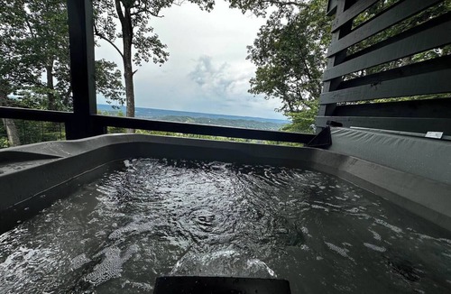 Fort Payne Cabin | The Lookout on Lookout! Modern 2BR cabin with a hot tub! Overlooking downtown!