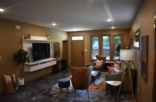 Pettaway House | The Lorax Lounge Welcomes You