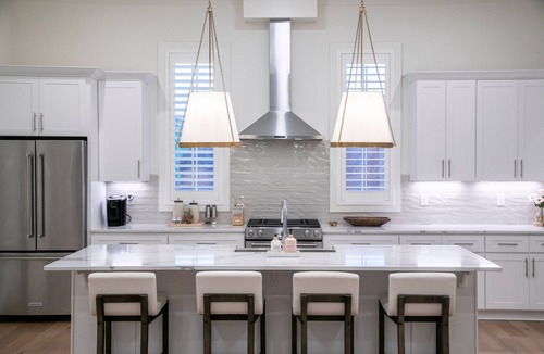Oxford House | The Magnolia Manor, 4BRHome by Velvet Ditch Villas