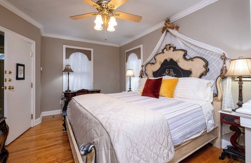 East of Broadway Hotel | The Majestic Spa | King Suite | The Empress Hotel