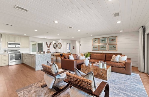 Gun Barrel City House | The Mallard on Blue Cove at Cedar Creek Lake with Hot tub!
