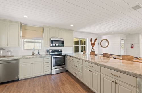 Gun Barrel City House | The Mallard on Blue Cove at Cedar Creek Lake with Hot tub!