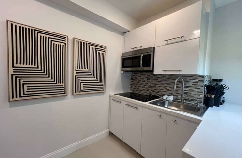 Beverly Heights Apartment | The Modern Oasis Queen Studio with Kitchen