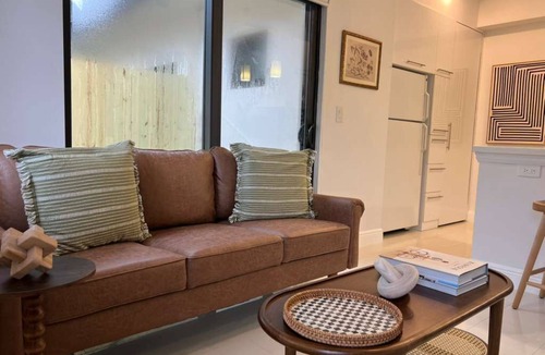 Beverly Heights Apartment | The Modern Oasis Queen Studio with Kitchen