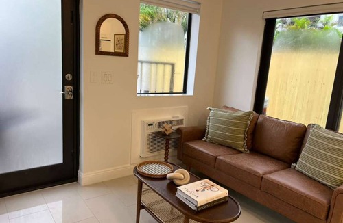 Beverly Heights Apartment | The Modern Oasis Queen Studio with Kitchen