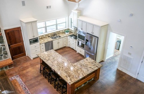 Lafayette County House | The O Stone, 4BR/6Beds Cabin by VelvetDitchVillas