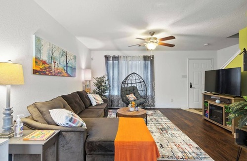 Houston House | The Oaks at Burnell – Private Houston Home