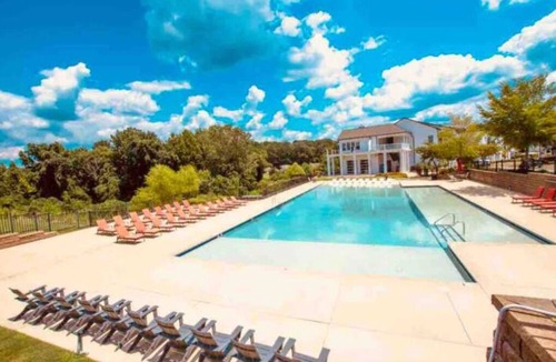 Oxford House | The Olive Branch, 4BR by Velvet Ditch Villas