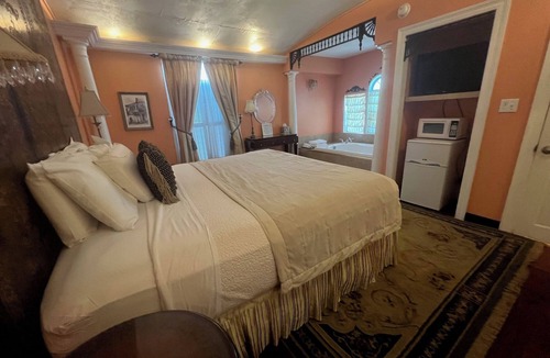 Hammond Bed & Breakfast | The Orleans Suite W/King Bed