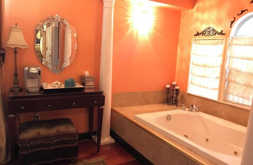 Hammond Bed & Breakfast | The Orleans Suite W/King Bed