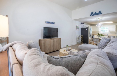 Oxford House | The Pappy, 2BR House by Velvet Ditch Villas