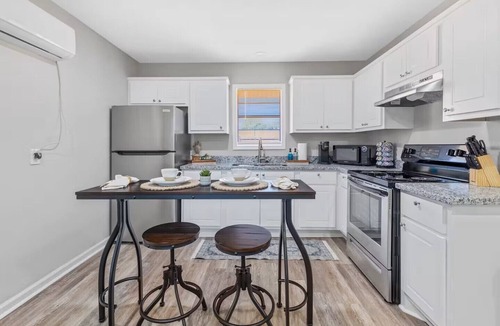 Sulphur Apartment | The Patch 5 - Sleeps 4 - King Bed - Near Casinos
