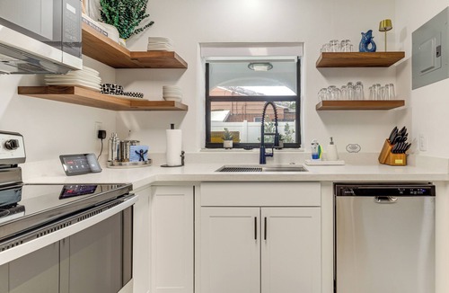 Lake Ridge Cottage | 'the Peacock Bungalow' Near Fort Lauderdale Beach!