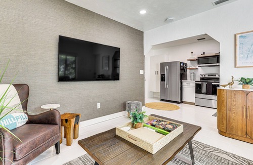 Lake Ridge Cottage | 'the Peacock Bungalow' Near Fort Lauderdale Beach!