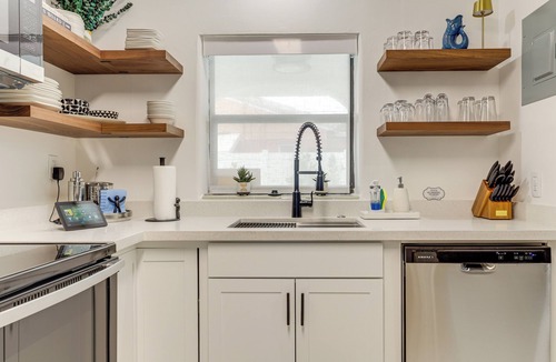 Lake Ridge Cottage | 'the Peacock Bungalow' Near Fort Lauderdale Beach!
