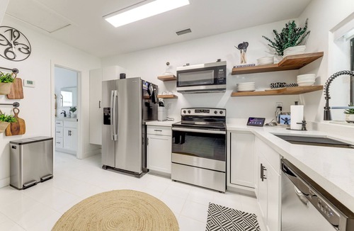 Lake Ridge Cottage | 'the Peacock Bungalow' Near Fort Lauderdale Beach!