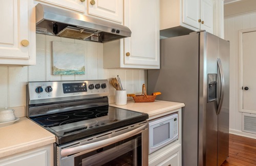 Royal Lagoons House | The Pearl | great rate. amazing dock. steps to shops and dining