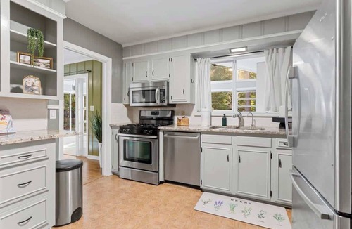 Tougaloo House | The Pine Lane Greenhouse-Charming Getaway