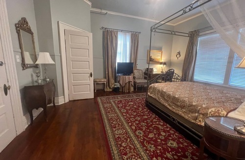 Hammond Bed & Breakfast | The Pompadour Room W/Queen Bed