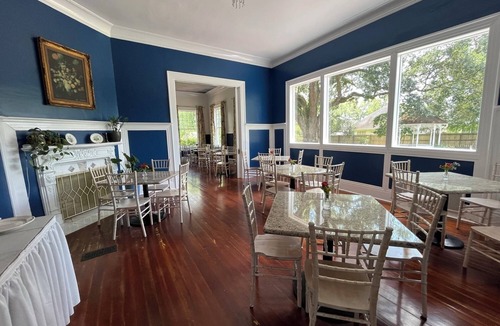 Hammond Bed & Breakfast | The Pompadour Room W/Queen Bed