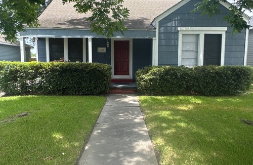 Beaumont House | The Red Door Home 2-bedroom house with WiFi and AC in beautiful Beaumont