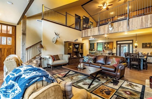 Fort Payne Cabin | The Retreat sleeps 32