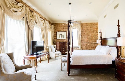 Natchez Hotel | The River Walk Inn - Room 806