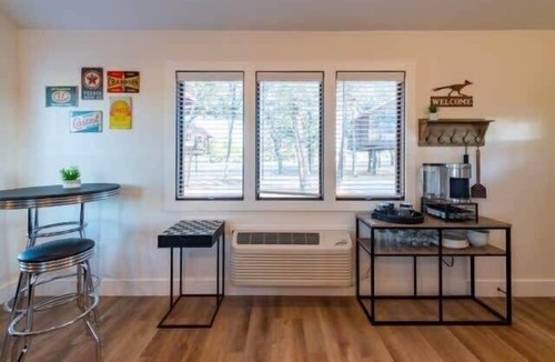 Elm Mott Ski Chalet | The Roadrunner Cabin 15MIN to Magnolia & Baylor