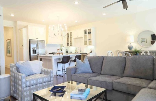Oxford House | The Sadie, 3BR Townhome by VelvetDitchVillas