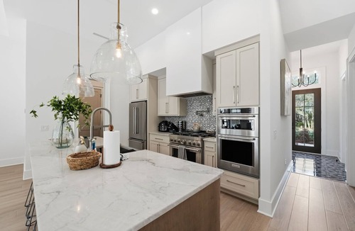 Riviera Beach House | The Salted Palms/Salt Pool/6-seater Golf Cart/5-minute walk from the beach