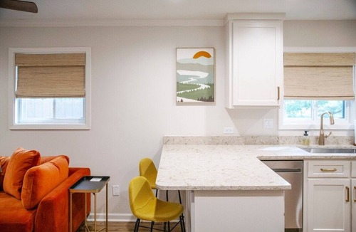 Oxford House | The Square Unit 1, Cozy 1 BR by VelvetDitchVillas