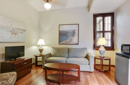 New Orleans Hotel | The Suite Life - 6BR, 4BA, 10 beds, sleeps 20 - Tour Discounts - French Quarter