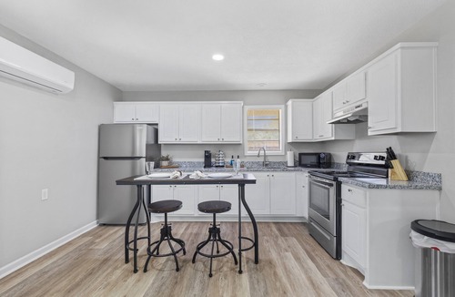 Sulphur Apartment | The Suite Spot 6 - minutes to casinos