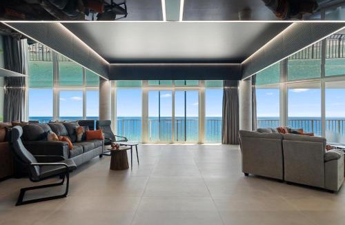 Thomas Drive House | The Summit Penthouse 1501
