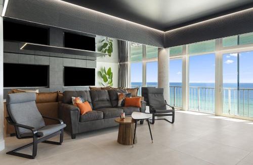 Thomas Drive House | The Summit Penthouse 1501