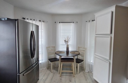 Deer Park House | The Sunny Spot Sleeps 10 Private Pool FREE Wi-Fi