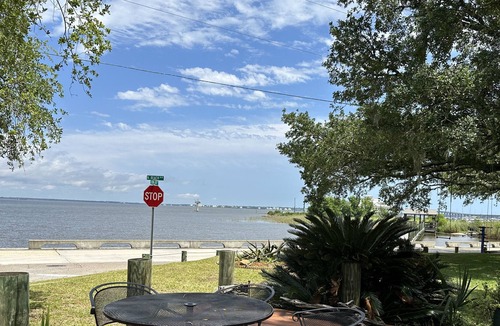 Bay St Louis Cottage | THE TREE HOUSE RETREAT! sleeps 10